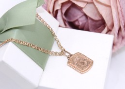 Złota zawieszka p.585/0,96g z wizerunkiem Matki Boskiej z Dzieciątkiem Jezus    ŁZ