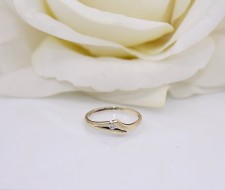 Złoty pierścionek p.585/1,81g z cyrkonią na froncie   ŁS