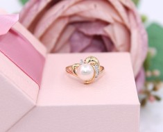 Złoty pierścionek p.585/2,49g z perełką i drobnymi brylancikami   ŁZ