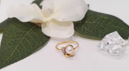 Złoty pierścionek z perłą i cyrkoniami p.750/2,84g  al.14