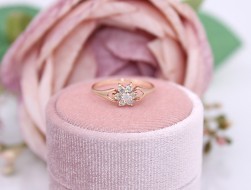 Złoty pierścionek p.585/1,49g - kwiatuszek z cyrkoniami    ŁZ