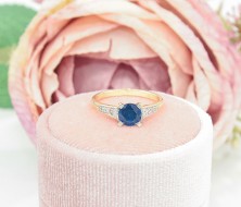 Złoty pierścionek p.585/2,61g z granatowym kamieniem i cyrkoniami   ŁS