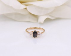 Złoty pierścionek p.585/2,05g z czekoladowym kamieniem i cyrkoniami  ŁS