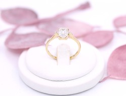 Złoty pierścionek p.585/2,16g  z kamieniem   ŁZ