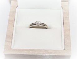 Złoty pierścionek z brylantami 0,05ct/0,10ct- r.10 1,42g/p.333  al.8