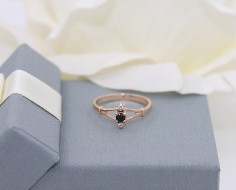 Złoty pierścionek p.585/1,79g z czarnym kamieniem i cyrkoniami   ŁS