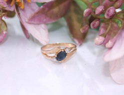 Złoty pierścionek p.585/2,36g z ciemnogranatowym kamieniem i cyrkoniami    ŁZ