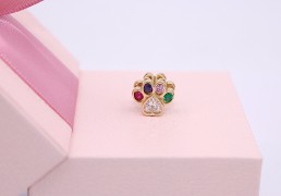 Złoty charms p.585/2,20g - łapka z kolorowymi kamieniami    ŁZ