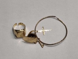 P1662/2025 1 KOLCZYK PR.333 1 PIERŚCIONEK, 1 ZAWIESZKA, 1 SYGNET PEKNIĘTY PR.585