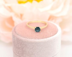 Zloty pierścionek p.585/1,28g z niebieskim kamieniem   ŁZ