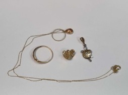 P143/2025 2 Kolczyki, 1 pierścionek, 1 zawieszka, 1 łańcuszek