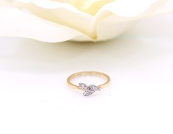 Złoty pierścionek p.585/1,91g, ozdobiony na froncie listkami i cyrkoniami   ŁS