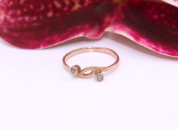 Złoty pierścionek p.585/1,25g - ozdobiony na froncie cyrkonami   LS