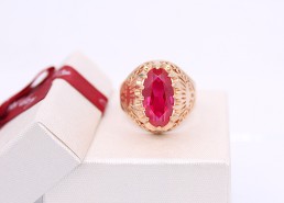 Złoty pierścionek p.585/7,10g  z malinowym kamieniem   ŁS