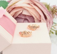 Złote kolczyki p.585/2,46g - lekko różowe złoto - grawerowany front  ŁS