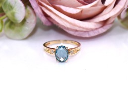 Złoty pierścionek p.585/2,57g z niebieskim kamieniem i cyrkoniami