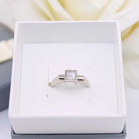 Złoty pierścionek p.585/2,57g