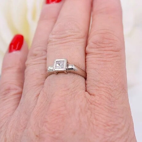 Złoty pierścionek p.585/2,57g