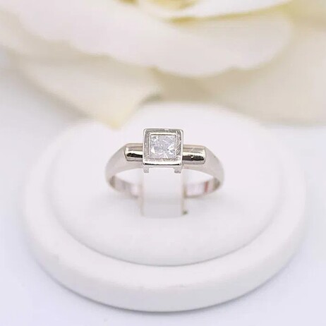 Złoty pierścionek p.585/2,57g