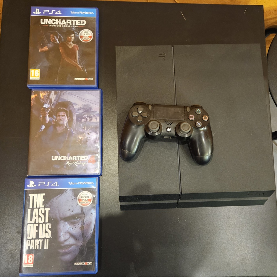 2 AUKCJA P1627/2025 Uzywana konsola Sony PS4 + 3 gry